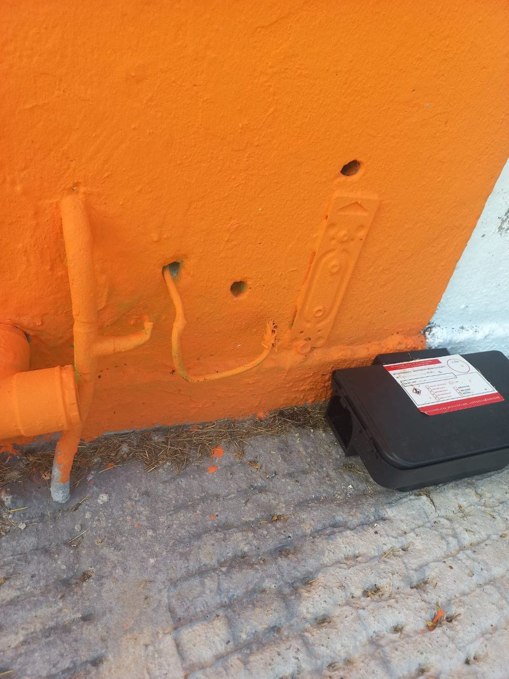 Conducteurs de mise à la terre au pied d'un mur